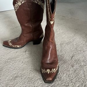 Ariat women’s size 9 Cowboy boots with cream stitching